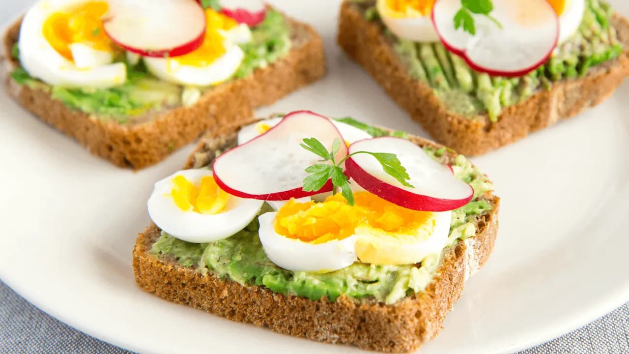 Ile kalorii ma awokado z jajkiem? Zaskakujące wartości odżywcze!