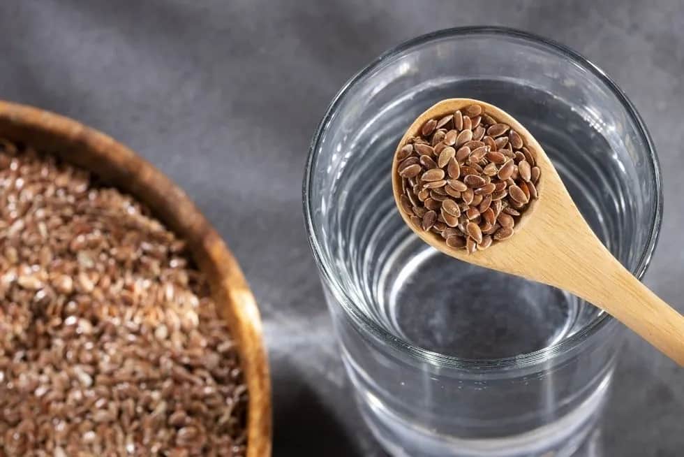 Siemię lniane na odchudzanie – kiedy pić rano czy wieczorem?