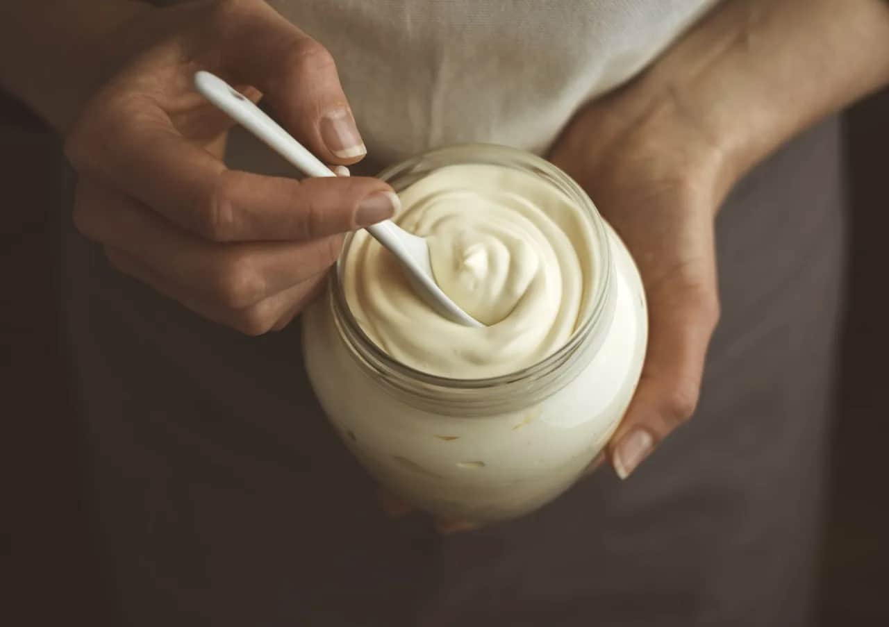 Czy majonez tuczy? Sprawdź, ile kalorii ma ten sos i jak go jeść.